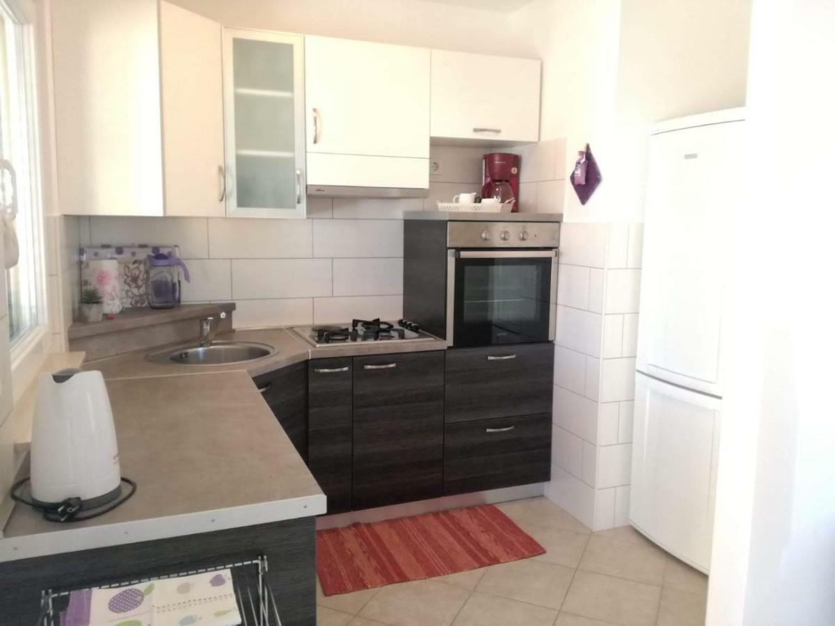 Apartman Dora Povljana Bagian luar foto
